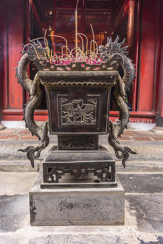 在越南河内的vurn Miếu Quốc tGiám(文庙)，一个青铜瓮里燃烧的香